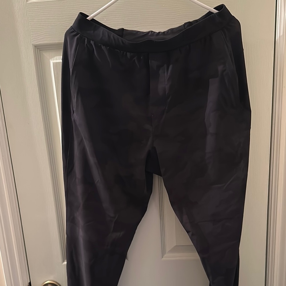 Lululemon Men's Dark Camo Joggers 32” (Large)